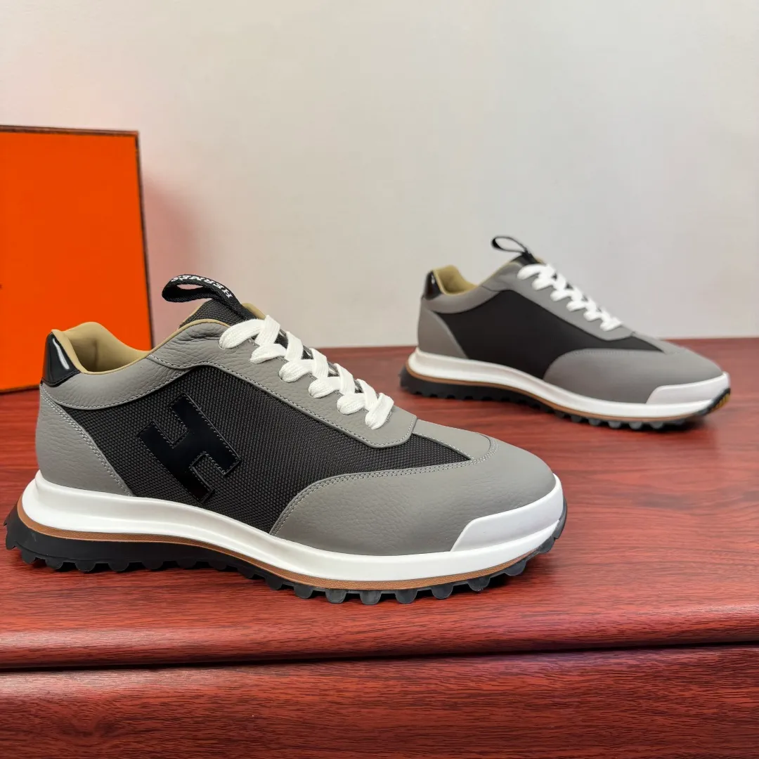 Batch 740 HERMES/Hermès men’s new sports shoes, rhythmic casual shoes: crafted with luxurious materials, luxurious walking experience! The upper is made of top-grade calfskin, with a fine texture like silk caressing the fingertips. The flexible texture is suitable for a variety of scenes; some shoes are integrated with breathable mesh, and the light breathing makes your steps refreshing at all times. The sole is made of high-elastic rubber composite material, and the carefully carved patterns give strong grip, making every step as stable as stepping on the clouds. At the same time, the cushioning and shock-absorbing technology is hidden in it, quietly eliminating the impact of the road. From urban commuting to outdoor walking, Hermès uses luxurious materials and craftsmanship to make every step a double luxury of texture and comfort, showing the brand's ultimate pursuit of details and quality in every inch. Size: 39-40-41-42-43-44 leather shoe size (38.45.46 can be customized) Item number: H25286 leather mesh gray